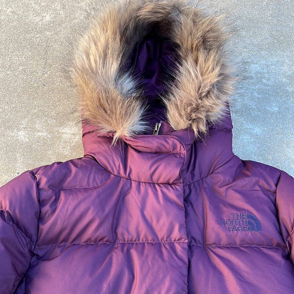 NWT The North Face Women's New Dealio Down Short Puffer Jacket - BlackBerry Wine - Picture 2 of 8